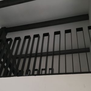 Photo d'une rampe pour mezzanine en aluminium aspect design