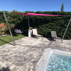 Photo de mâts miroir pour voile d'ombrage à proximité d'une piscine