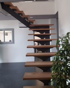 photo d'un escalier design aluminium et bois