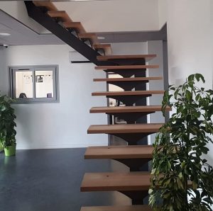 Photo d'un escalier design aluminium et bois