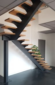 Photo d'un escalier design aluminium et bois