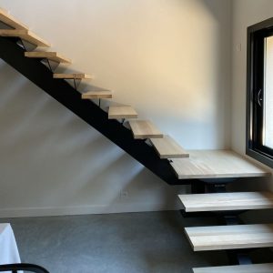 Photo d'un escalier aluminium avec marches en bois
